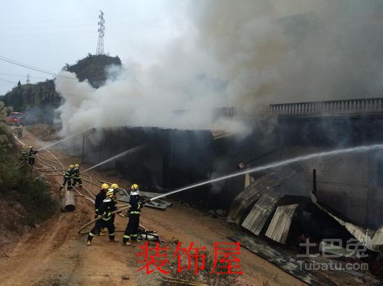 贵州一床垫作坊突发大火 厂房内无人员被困 火灾现场