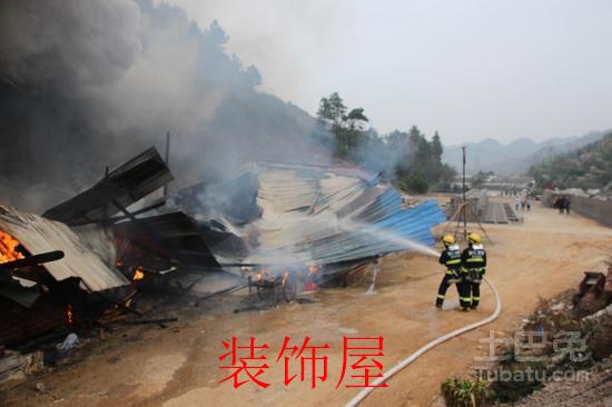 贵州一床垫作坊突发大火 厂房内无人员被困